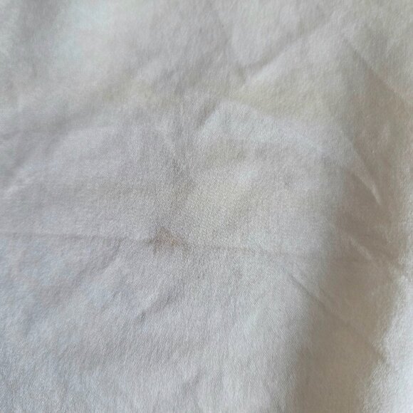 Large silk scarf with floral design. - Picture 11 of 12